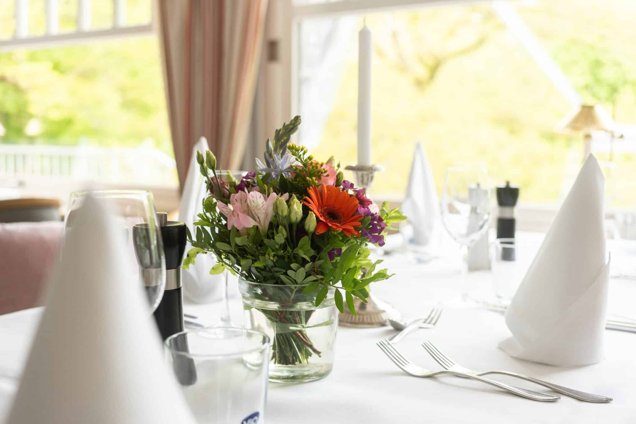 Blumenstrauß auf einer eingedeckten Tafel