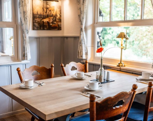 Für das Frühstück eingedeckter Tisch in der Schleusenstube im Hotel Mellingburger Schleuse