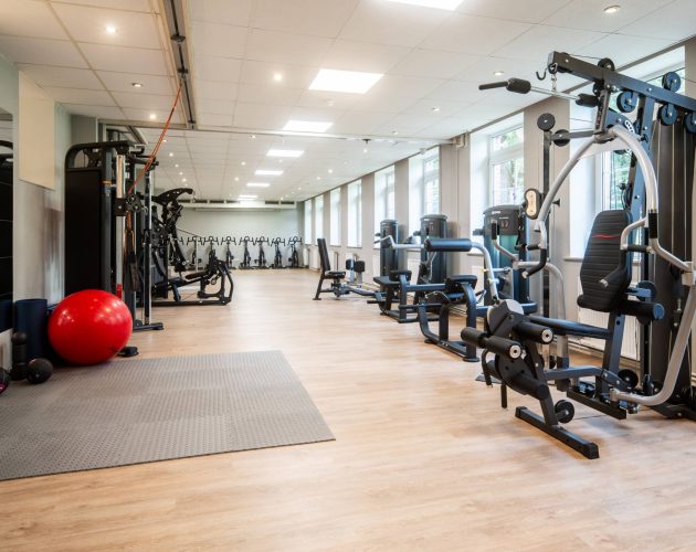 Fitnessgeräte und Gymnastikball im Fitnessbereich im Kellergeschoss des Hotels