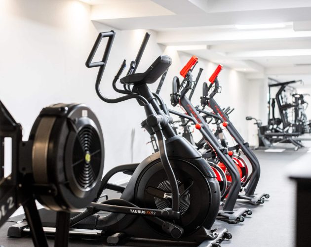 Fitnessgeräte im Fitnessbereich im Kellergeschoss des Hotels