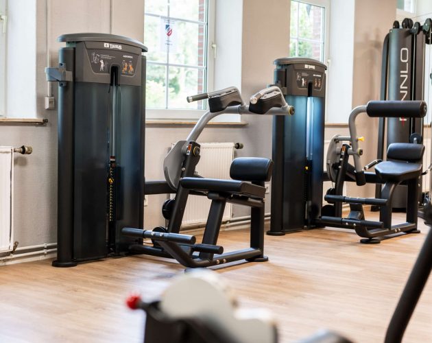 Fitnessgeräte im Fitnessbereich im Kellergeschoss des Hotels