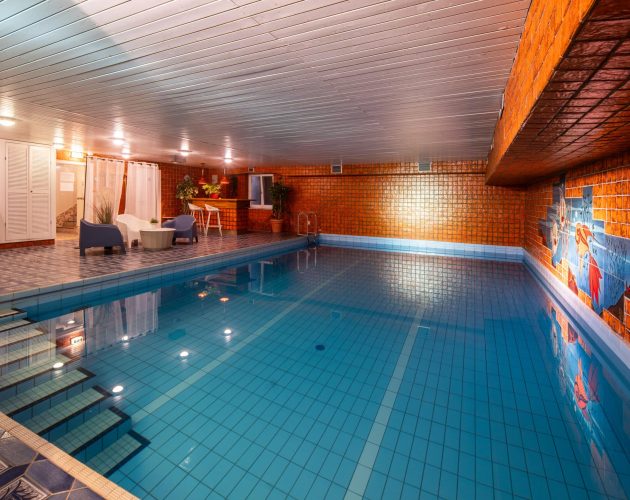 Aufnahme des Schwimmbecken im Schwimmbad des Hotels Melligburger Schleuse