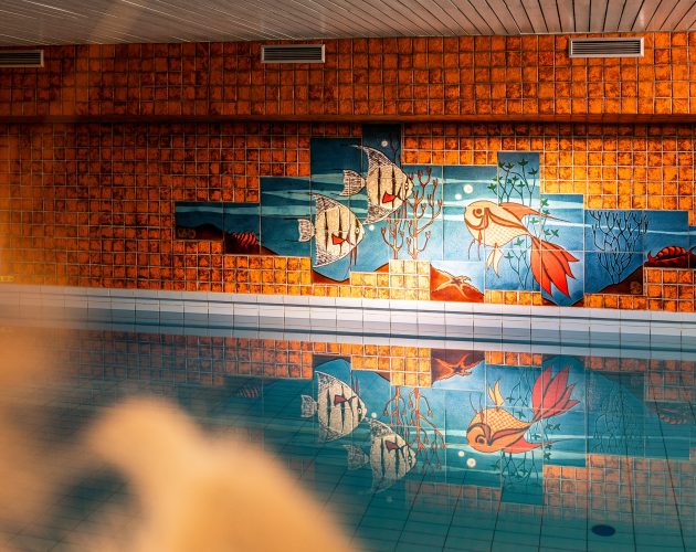 Rückwand des Schwimmbecken im Schwimmbad im Hotel Mellingburger Schleuse