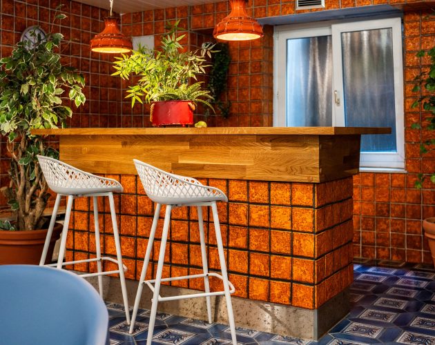 mit orangefarbenen Fliesen gekachelter Tresen im Schwimmbad im Hotel Mellingburger Schleuse