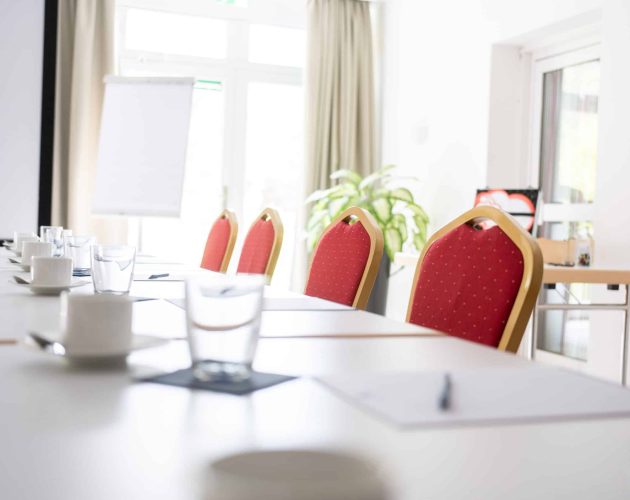 Stühle an einem zur Tagung vorbereiteten Tisch