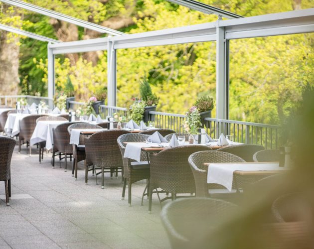 Außenterrasse mit grünen Bäumen im Hintergrund