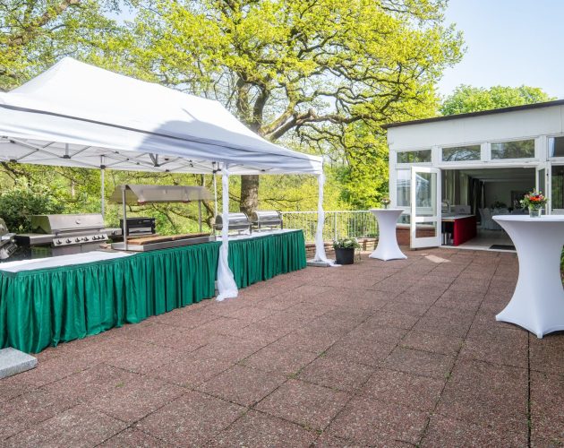 Terrasse mit einem aufgebauten Pavillon für eine Hochzeit im Alstertal
