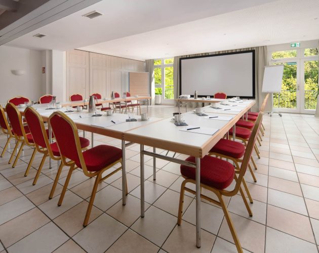 Tische im Alsterraum aufgestellt in U Form für eine Tagung