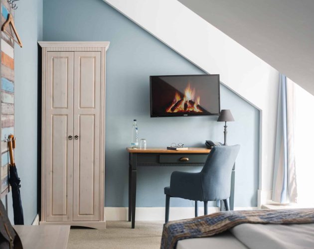 Schreibtisch und Kleiderschrank im Hotelzimmer