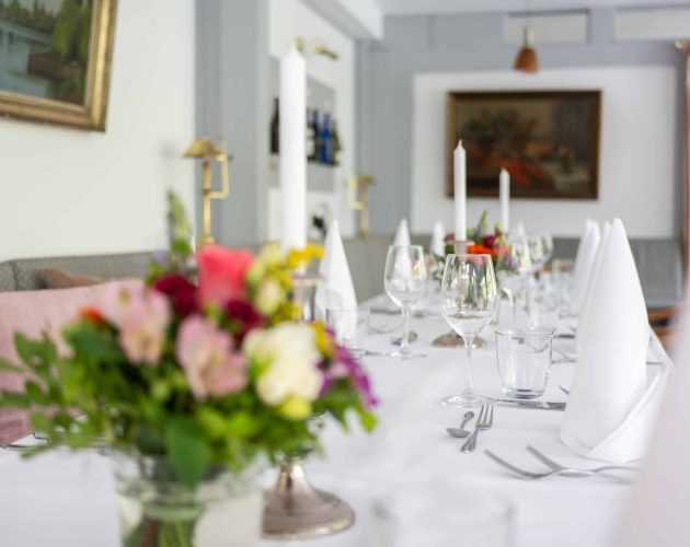 Für eine Feier gedeckter Tisch im Restaurant in der Mellingburger Schleuse