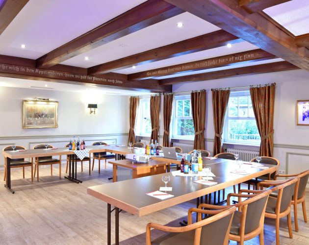 Tische im Raum für eine Tagung in U Form aufgestellt